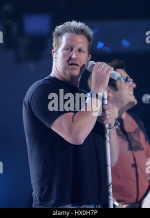 Le groupe Rascal Flatts avec Gary LeVox effectue pendant les répétitions pour le 45e Academy of Country Music Awards au Grand Garden Arena de Las Vegas Nevada le 16 avril 2010. Photo par Francis Specker Banque D'Images
