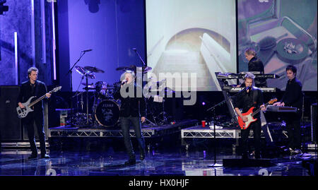 Chanteur Simon Lebon, droite, et John Taylor à la basse, Nick Rhodes sur clavier, Roger Taylor à la batterie, Dominic Brown à la guitare, de Duran Duran en prestation au 2007 American Music Awards au Nokia Center de Los Angeles le dimanche, Novembre 18, 2007. Crédit photo : Francis Specker Banque D'Images