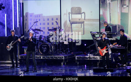 Chanteur Simon Lebon, droite, et John Taylor à la basse, Nick Rhodes sur clavier, Roger Taylor à la batterie, Dominic Brown à la guitare, de Duran Duran en prestation au 2007 American Music Awards au Nokia Center de Los Angeles le dimanche, Novembre 18, 2007. Crédit photo : Francis Specker Banque D'Images