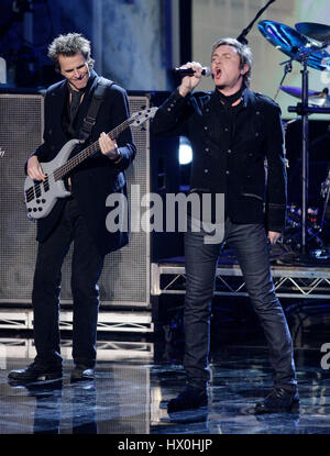 Chanteur Simon Lebon, droite, et John Taylor à la basse, de Duran Duran en prestation au 2007 American Music Awards au Nokia Center de Los Angeles le dimanche, Novembre 18, 2007. Crédit photo : Francis Specker Banque D'Images