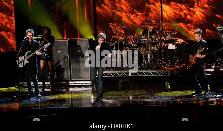 Chanteur Simon Lebon, droite, et John Taylor à la basse, Nick Rhodes sur clavier, Roger Taylor à la batterie, Dominic Brown à la guitare, de Duran Duran en prestation au 2007 American Music Awards au Nokia Center de Los Angeles le dimanche, Novembre 18, 2007. Crédit photo : Francis Specker Banque D'Images