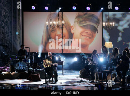 Chris Daughtry joue sur la guitare acoustique à la 2007 American Music Awards au Nokia Center de Los Angeles le dimanche, Novembre 18, 2007. Crédit photo : Francis Specker Banque D'Images