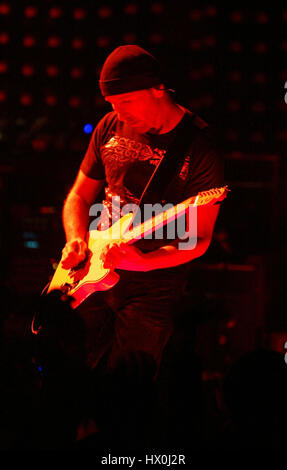 Le bord du groupe rock, U2, en concert à San Diego, CA, le 28 mars 2005 Crédit photo : Francis Specker Banque D'Images