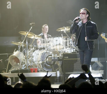 Chanteur principal de l'U2, Bono, en concert avec le batteur Larry Mullen à San Diego, CA le 28 mars 2005 crédit photo: Francis Specker Banque D'Images