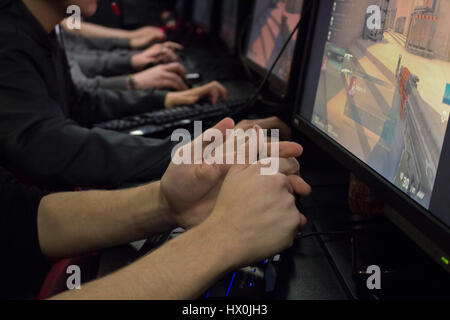 Les équipes jouent en 5V5 Counter Strike global offensive au réseau local talk and surf gaming à Cardiff au Pays de Galles. Banque D'Images