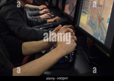 Les équipes jouent en 5V5 Counter Strike global offensive au réseau local talk and surf gaming à Cardiff au Pays de Galles. Banque D'Images