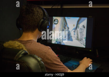 Les équipes jouent en 5V5 Counter Strike global offensive au réseau local talk and surf gaming à Cardiff au Pays de Galles. Banque D'Images