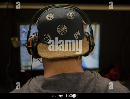 Les équipes jouent en 5V5 Counter Strike global offensive au réseau local talk and surf gaming à Cardiff au Pays de Galles. Banque D'Images