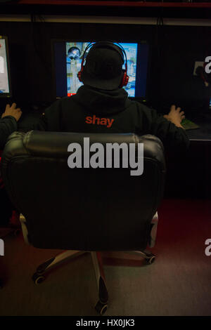 Les équipes jouent en 5V5 Counter Strike global offensive au réseau local talk and surf gaming à Cardiff au Pays de Galles. Banque D'Images