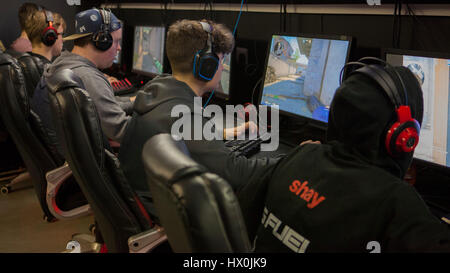 Les équipes jouent en 5V5 Counter Strike global offensive au réseau local talk and surf gaming à Cardiff au Pays de Galles. Banque D'Images