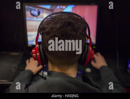 Les équipes jouent en 5V5 Counter Strike global offensive au réseau local talk and surf gaming à Cardiff au Pays de Galles. Banque D'Images