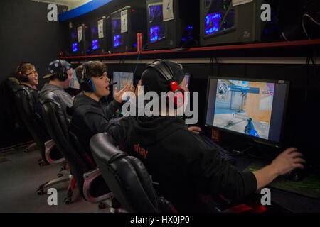 Les équipes jouent en 5V5 Counter Strike global offensive au réseau local talk and surf gaming à Cardiff au Pays de Galles. Banque D'Images