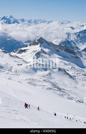 Skieurs sur la piste noire ventina, laissant du plateau Rosa Banque D'Images