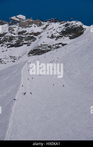 Skieurs sur la piste noire ventina, laissant du plateau Rosa Banque D'Images