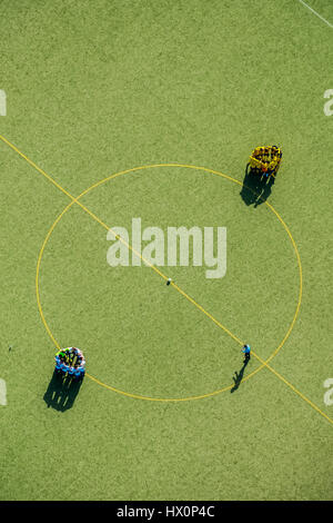 Les joueurs de football au cercle central, l'équipe de préparation, jeu, buildatg Huddle, terrain de football, l'Rhate-Westphalia, Allemagne Banque D'Images