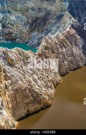 Lacs de cratère de différentes couleurs de la superbe Kelimutu volcanoe dans Flores en Indonésie Banque D'Images