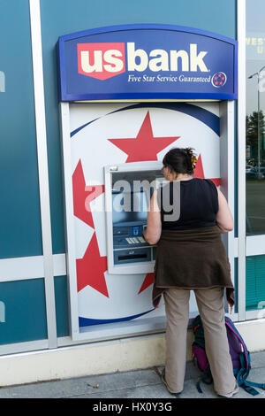 Femme à l'aide d'USbank cash machine à West Seattle. Banque D'Images