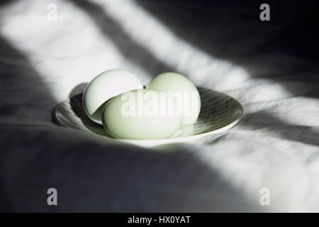 Festivals, religieux, Pâques, Studio shot d'oeufs sur une soucoupe en céramique. Banque D'Images