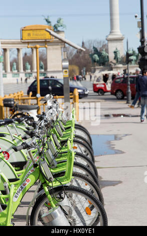 Vue de la location de vélo rack à Budapest Hongrie Banque D'Images