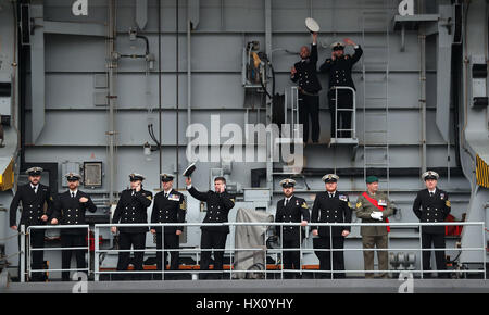 Les membres de l'équipage vague à la famille et les amis comme le HMS Ocean, la Royal Navy Fleet flagship, retourne à la base navale de Devonport HM, Plymouth après six mois dans le cadre d'opérations. Banque D'Images