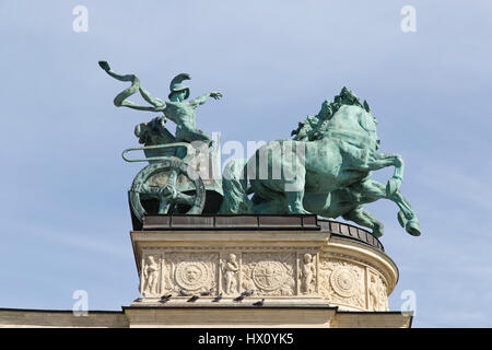 Rydwan,le dieu de la guerre au Monument du millénaire en place des Héros à Budapest Hongrie Banque D'Images