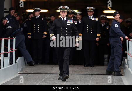 Le Capitaine Rob Pedre HMS Ocean, débarque la Royal Navy comme navire amiral de la flotte, elle est retournée à la base navale de Devonport HM, Plymouth après six mois dans le cadre d'opérations. Banque D'Images