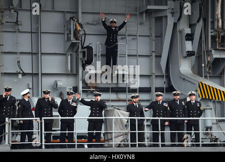 Les membres de l'équipage vague à la famille et les amis comme le HMS Ocean, la Royal Navy Fleet flagship, retourne à la base navale de Devonport HM, Plymouth après six mois dans le cadre d'opérations. Banque D'Images