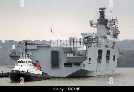 Le HMS Ocean, la Royal Navy comme navire amiral de la flotte qu'elle fait son chemin à la base navale de Devonport HM, Plymouth après six mois dans le cadre d'opérations. Banque D'Images