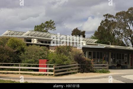 Classe de l'école australienne de réinitialisation des bâtiments avec des rangées de panneaux solaires soulevées pour prendre le soleil. Banque D'Images