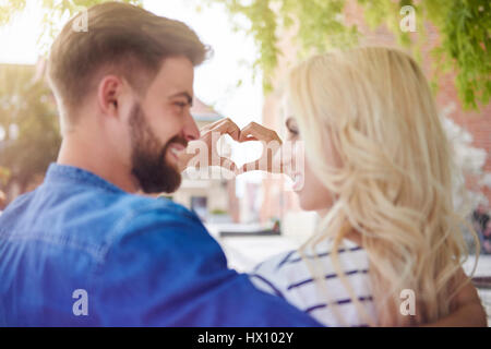 Couple aimant en journée d'été Banque D'Images