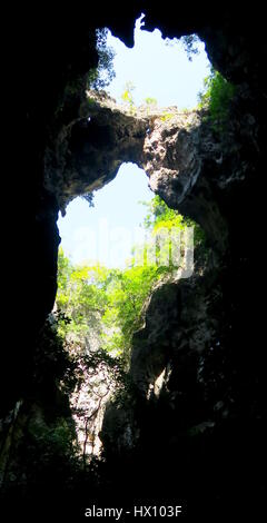 La lumière qui entre par une ouverture dans une grotte, Thaïlande Banque D'Images