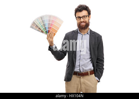 Jeune homme barbu tenant un échantillon de couleur isolé sur fond blanc Banque D'Images