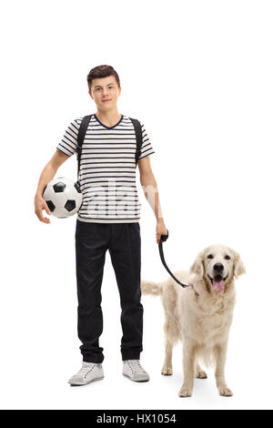 Portrait d'un jeune étudiant avec un chien et un football isolé sur fond blanc Banque D'Images