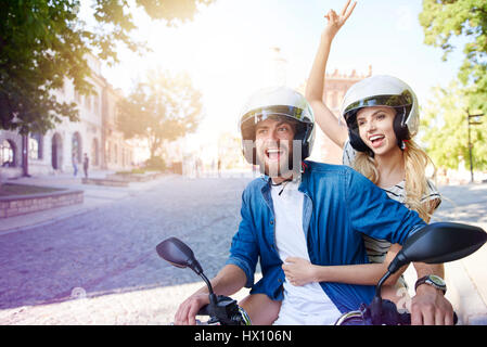 Un couple portant des casques de moto Banque D'Images