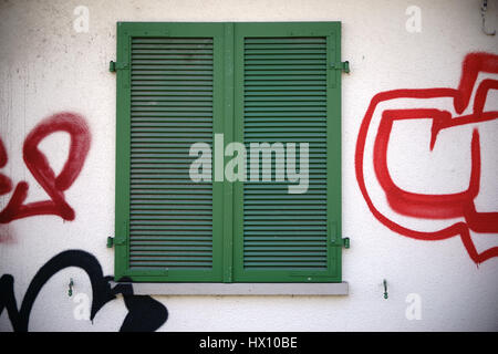 De couleur verte et nostalgique sur une fenêtre volets fermés. Banque D'Images
