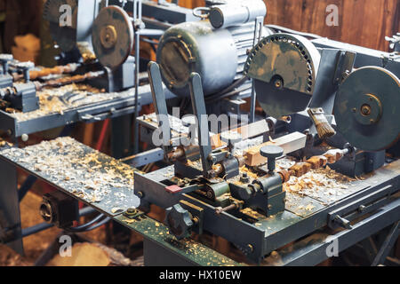 Machines à bois en installation de fabrication de Klompen, des chaussures pour une utilisation quotidienne Banque D'Images