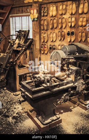 Faites des sabots de bois de chêne. Installation de fabrication de Klompen, des chaussures pour une utilisation quotidienne Banque D'Images