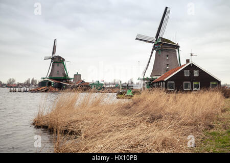 Les moulins à vent sur la côte de la rivière Zaan, Zaanse Schans ville est une des attractions touristiques populaires des Pays-Bas Banque D'Images