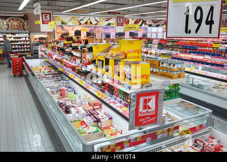 Ministère de l'intérieur avec congélateur d'un Hypermarché Kaufland Banque D'Images