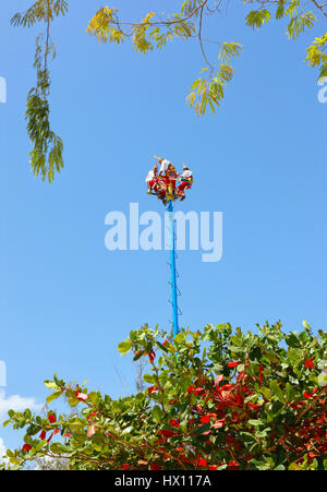 Papantla hommes volants homme volant à Tulum, Mexique Banque D'Images