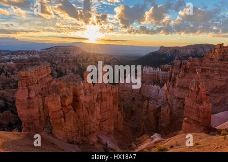 USA, Utah, le Parc National de Bryce Canyon, Thors Hammer et d'autres cheminées en amphithéâtre au lever du soleil vu de sentier en boucle Navajo Banque D'Images