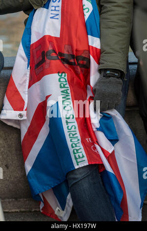 Londres, Royaume-Uni. 23 mars, 2017. Rassembler les foules à Trafalgar Square pour une veillée aux chandelles et une minute de silence en souvenir des victimes de l'attentat le 22 mars 2017 dans la région de Westminster qui a coûté quatre vies y compris un agent de police métropolitaine, PC Keith Palmer. © Guy Josse/Alamy Live News Banque D'Images