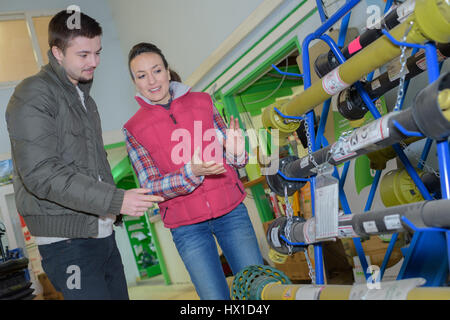 Bel hardwarestore saleswoman helping customer Banque D'Images