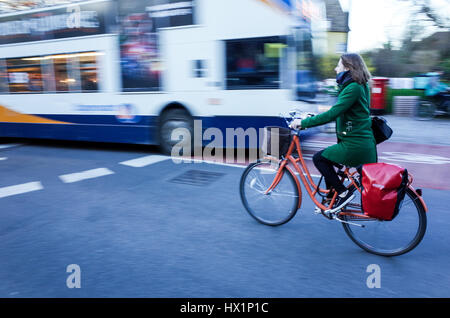 Un des tours de banlieue son vélo dans le centre de Cambridge, UK Banque D'Images