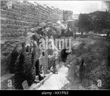Le tombeau du jardin, situé à Jérusalem, est un site d'importance chrétienne, considéré comme le lieu de sépulture de Jésus. Cette photographie de 1906 capture la nature sereine et sacrée du lieu, offrant un aperçu de son importance historique et religieuse. Banque D'Images