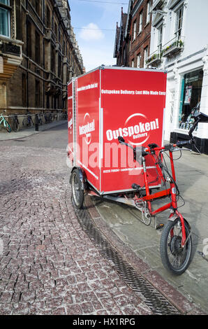 Un vélo cargo appartenant à la compagnie de la livraison du dernier kilomètre stationné dans le centre historique de Cambridge, au Royaume-Uni. Banque D'Images