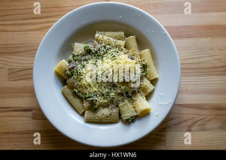 Pâtes rigatoni aux pois verts, aux oignons et au parmesan Banque D'Images