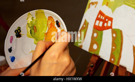 Artiste graphique le mélange des huiles peintures de couleur dans la palette Banque D'Images