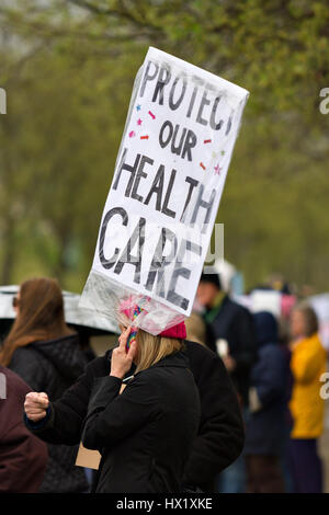 Le 21 mars des manifestants à Roseville, en Californie, États-Unis d'organiser une lutte contre le pacifique trump président rassemblement contre la nouvelle loi sur les soins de santé pour être voté. Banque D'Images