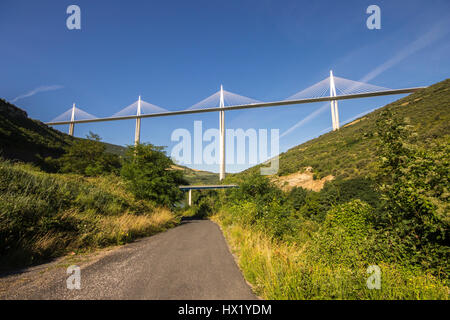 Le Viaduc de Millau, un pont à haubans qui enjambe la vallée du Tarn près de Millau dans le sud de la France. Pont le plus haut au monde. Banque D'Images